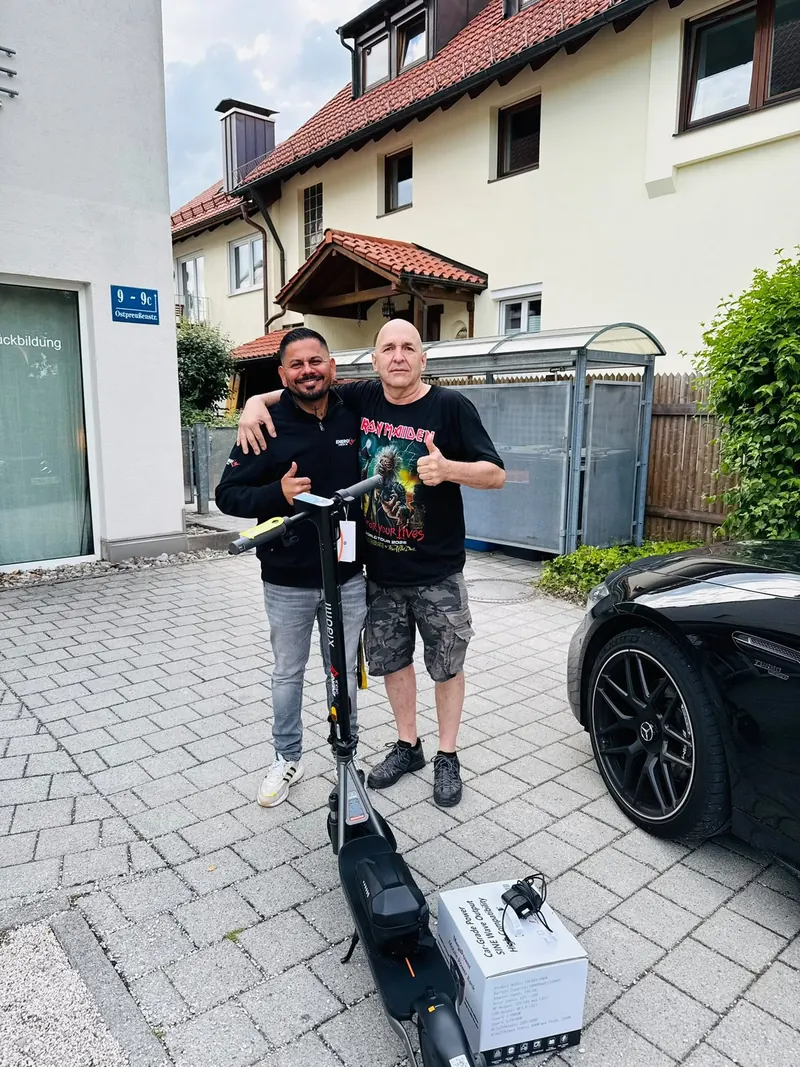 Kunde mit EcoHome-Team bei der Übergabe des E-Scooters vor Ort